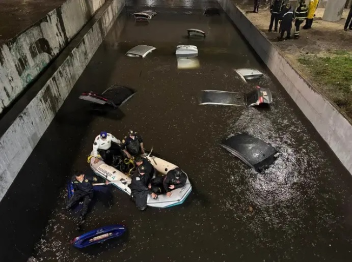Lluvias dejan severas inundaciones en CDMX: Sigue rescate de autos en Viaducto